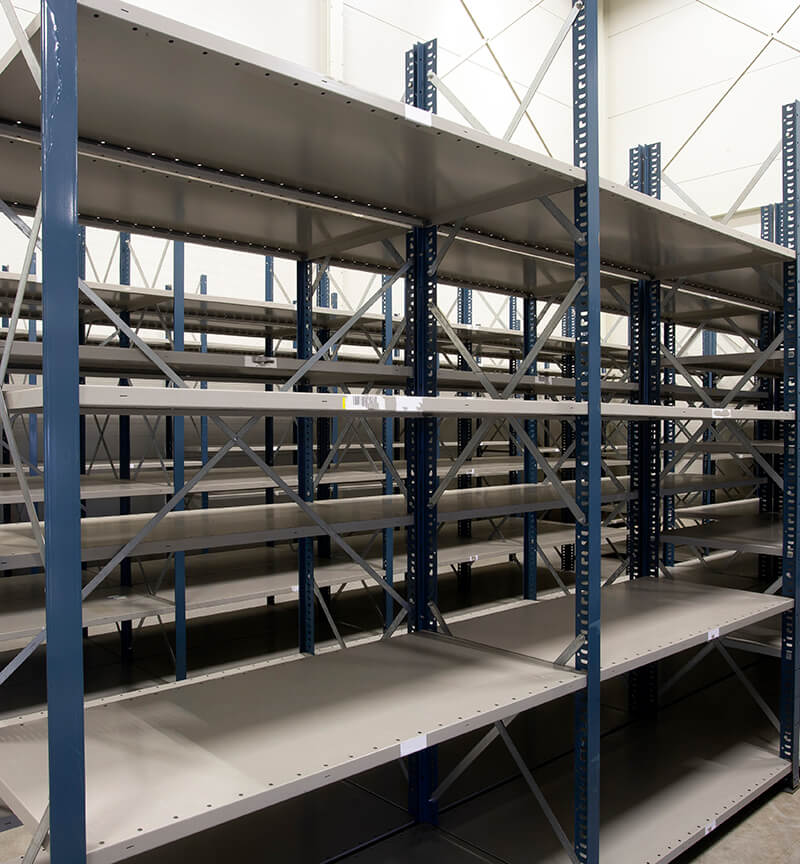 Unas estanterías metálicas modulares personalizadas para un negocio.